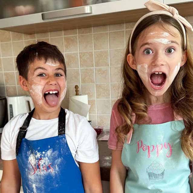 RomeoShop’s Personalized Matching Family Aprons RomeoShop’s Personalized Matching Family Aprons
