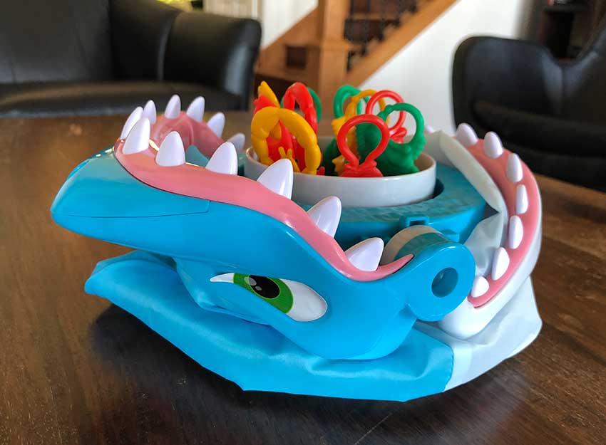 Shark Bite - Roll the Die and Fish for Colorful Sea Creatures